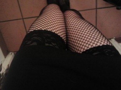 Un mec imberbe chaud pour une fellation baveuse ?