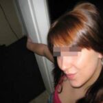 Belle p&eacute;tasse appr&eacute;ciant la pipe en gorge profonde